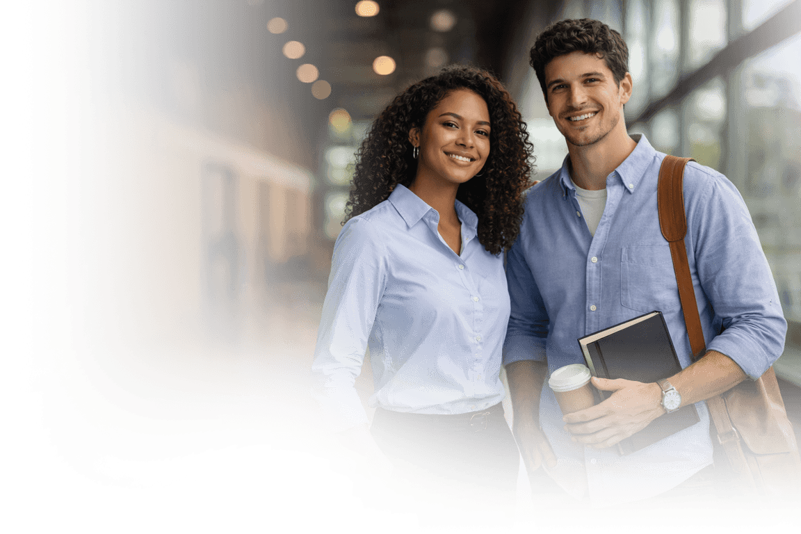 Fachada iluminada da Faculdade Simonsen com alunos